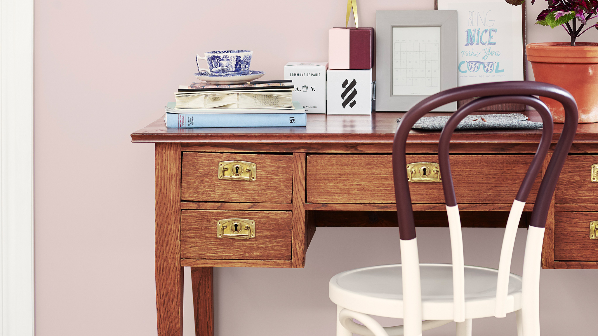 Une chaise marron et blanche et un bureau en bois dulux-simplement-rafraîchir-meubles-idées-global-5