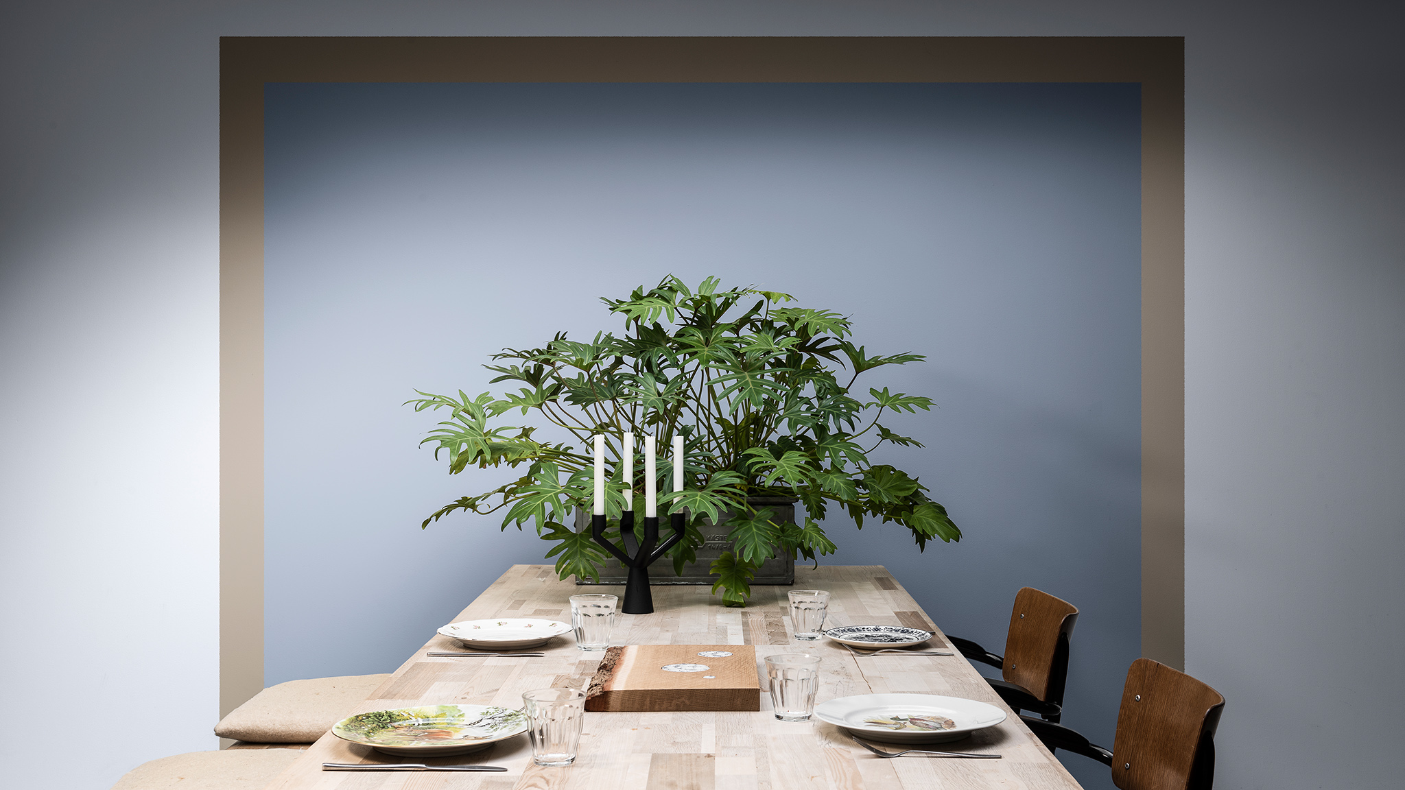 Dining room painted with a blue square framed with brown, plus table and plant Dulux_CF21_Colour_of_the_year_Earth_colors_global_3