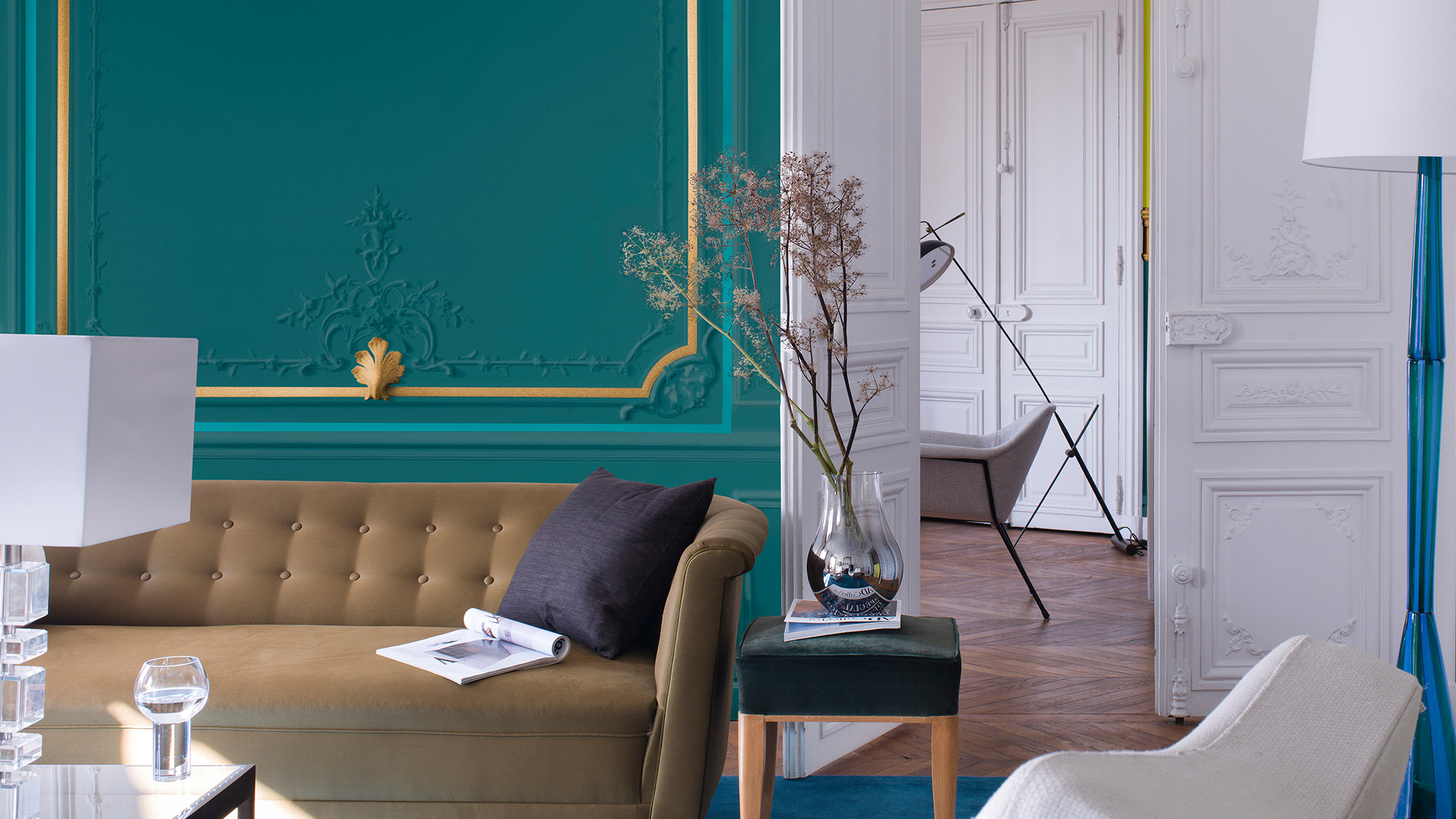Aqua and white walls Dulux_light_affects_color_UK_5