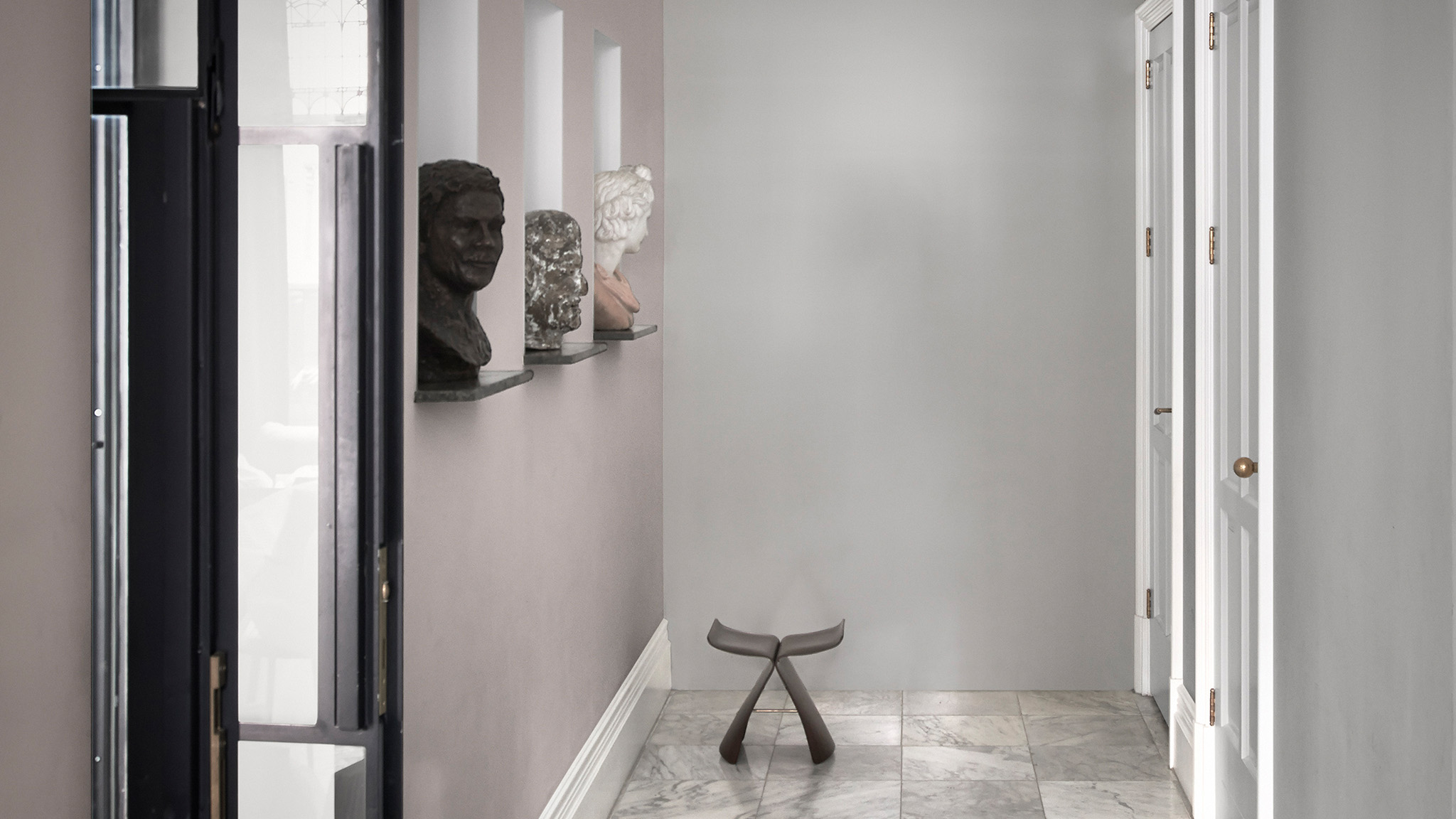 Grey hallway Dulux_painitng_dark_spaces_UK_3