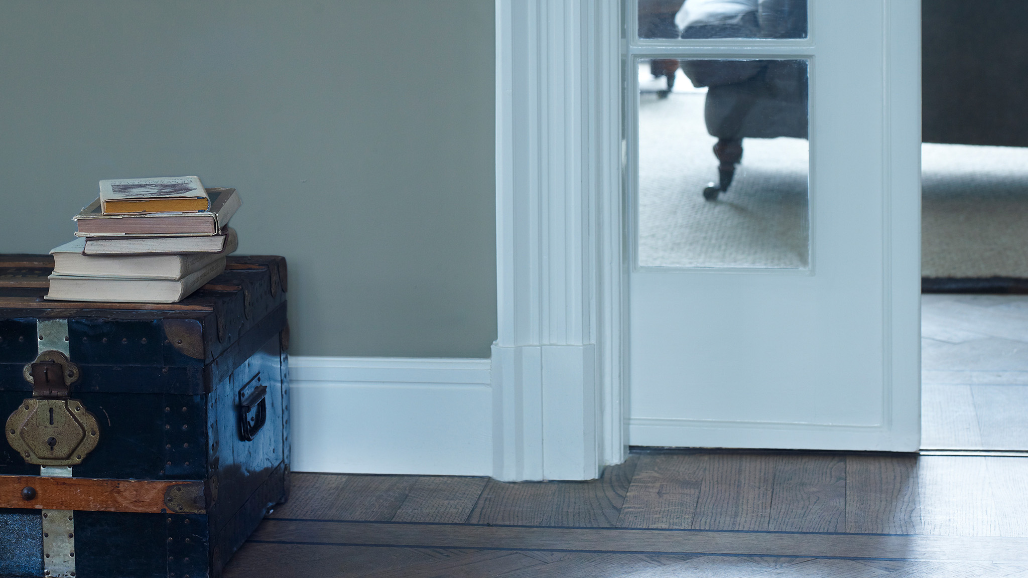 White detailing Dulux_painting_dark_spaces_UK_5