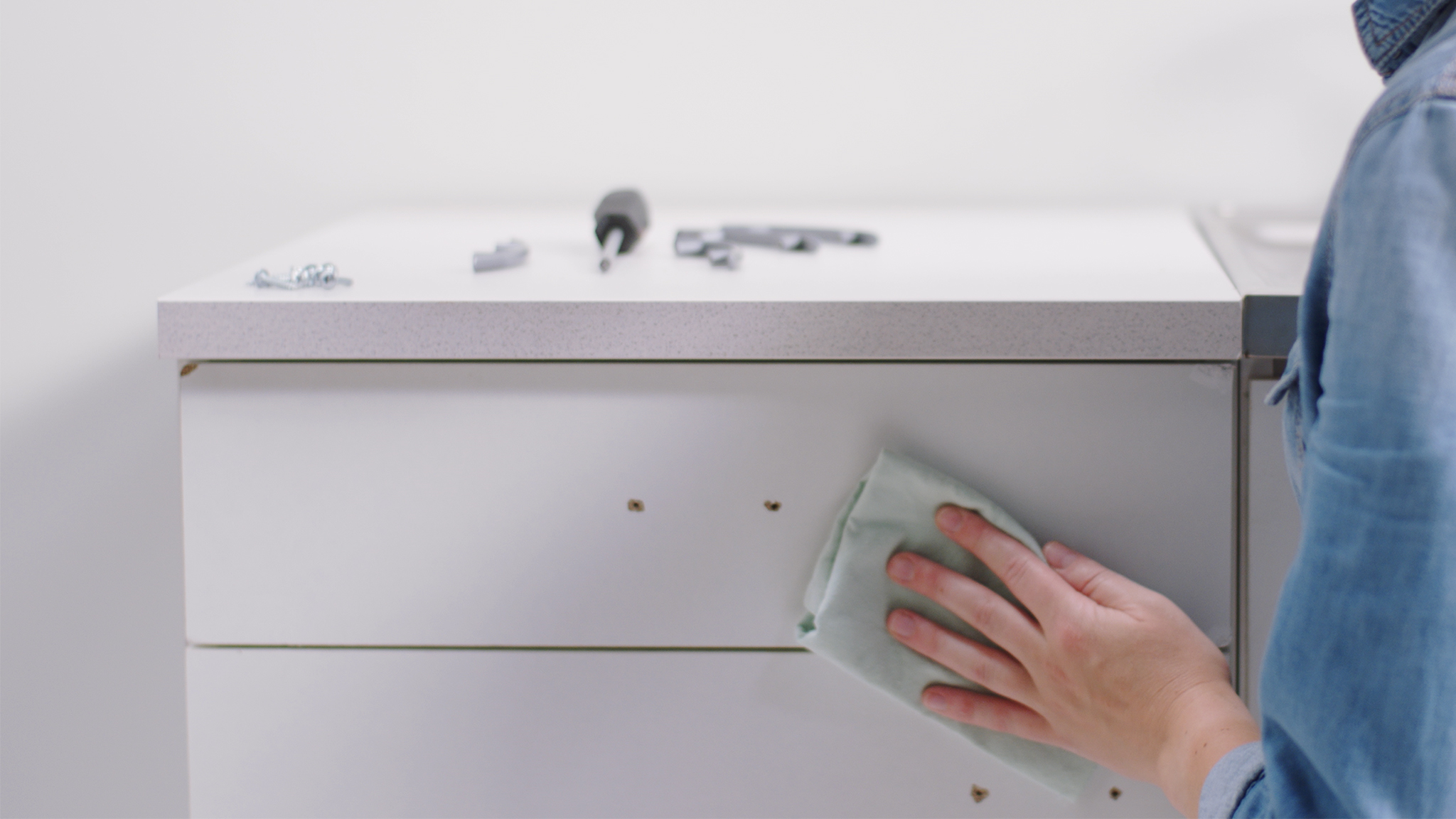 Wiping kitchen cabinets dulux_simply_refresh_kitchen_cabinets_global_2
